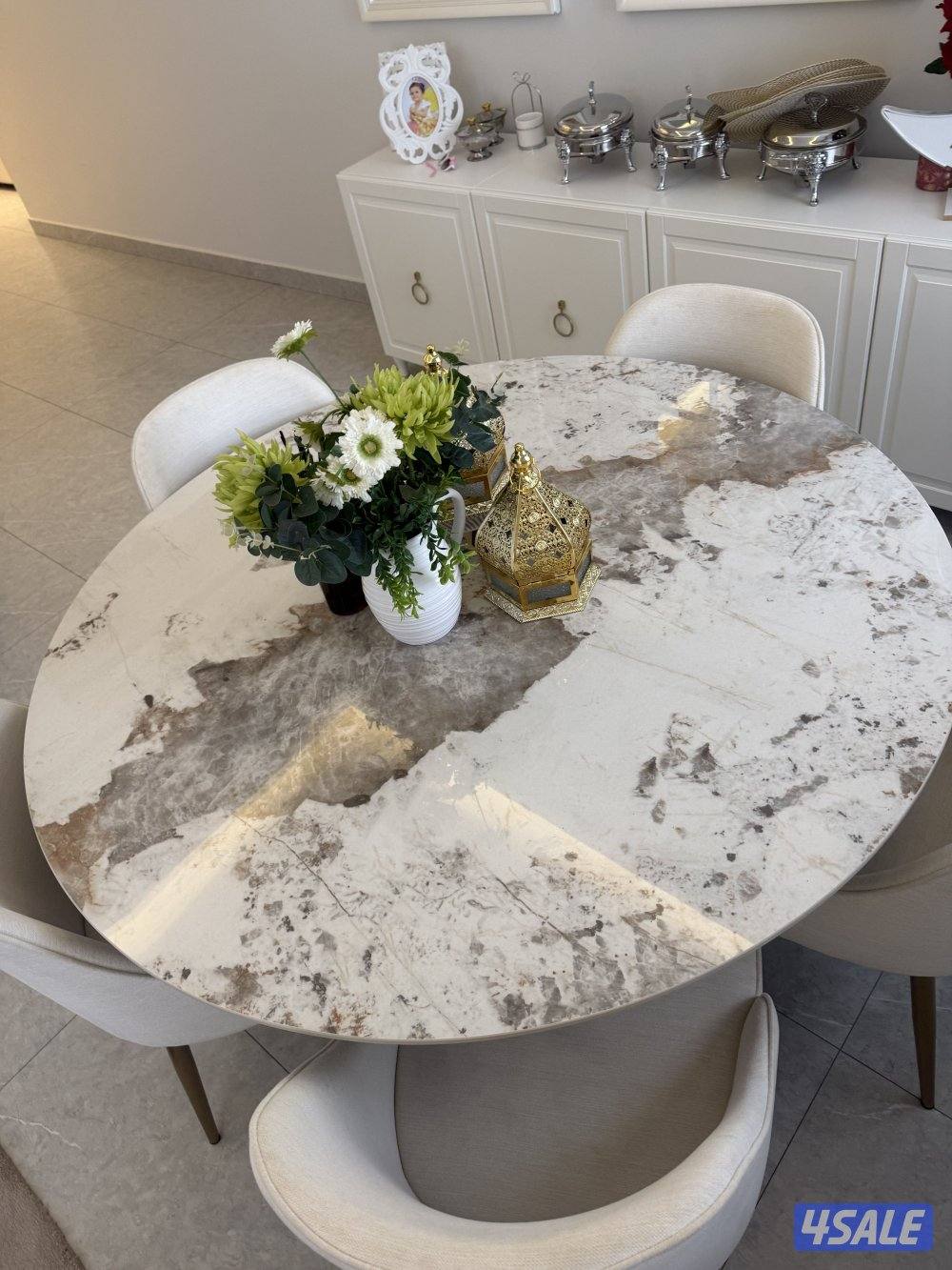 طاولة و خمس كراسي3