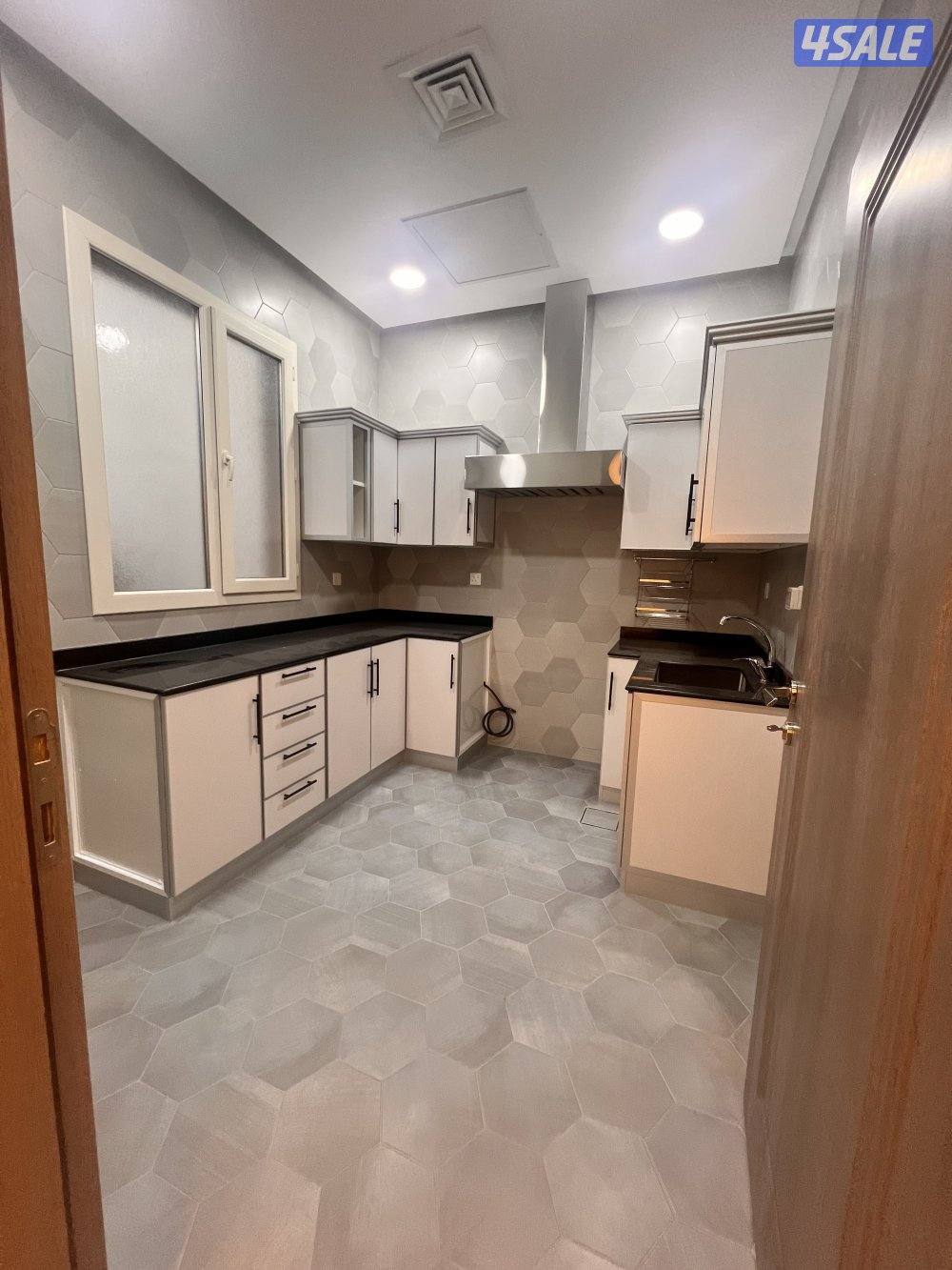 للإيجار شقة جديدة ارل ساكن 3 غرف  نوم2