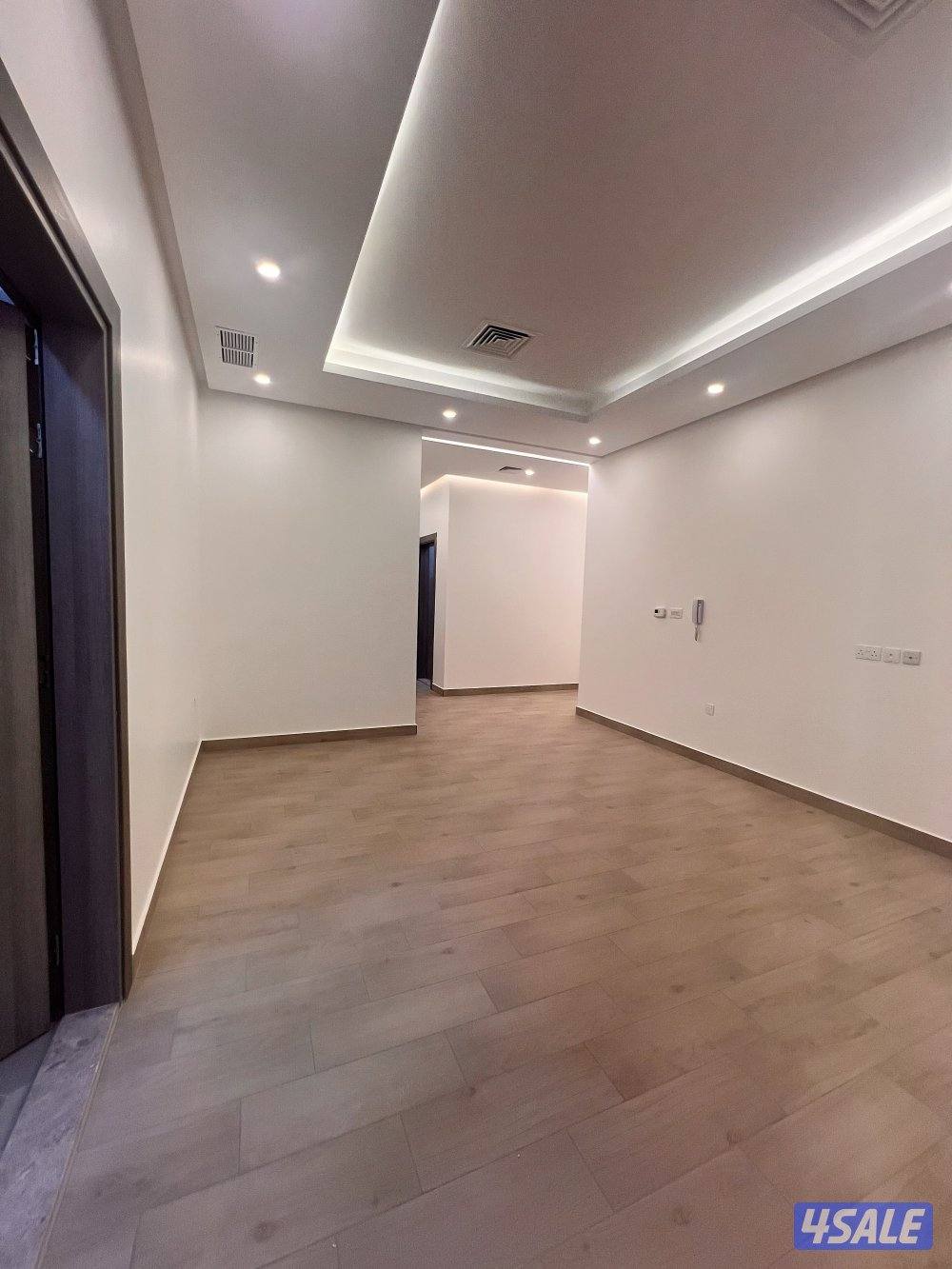 للإيجار شقة جديدة ارل ساكن 3 غرف  نوم8