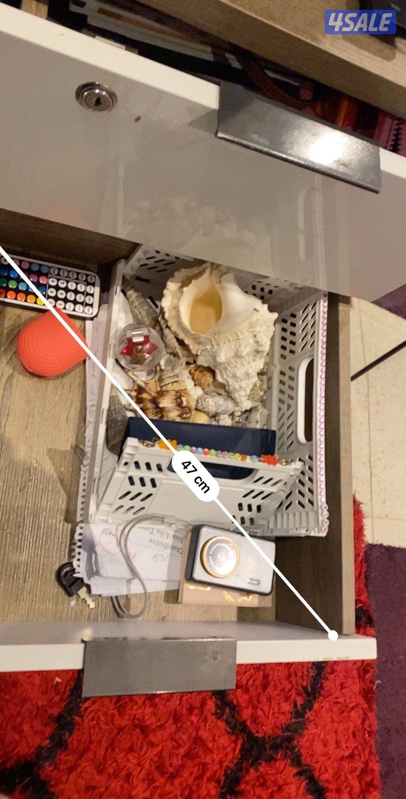 Brown and white desk3