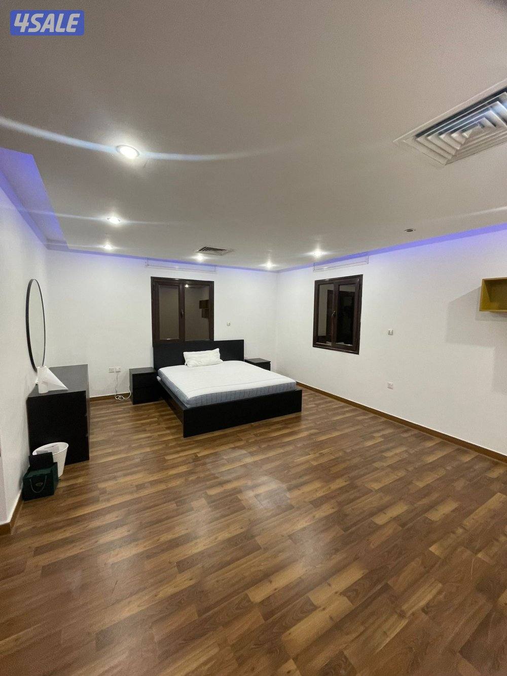 للايجار شاليه صف ثاني ٥ غرف نوم مسبح وحديقة2