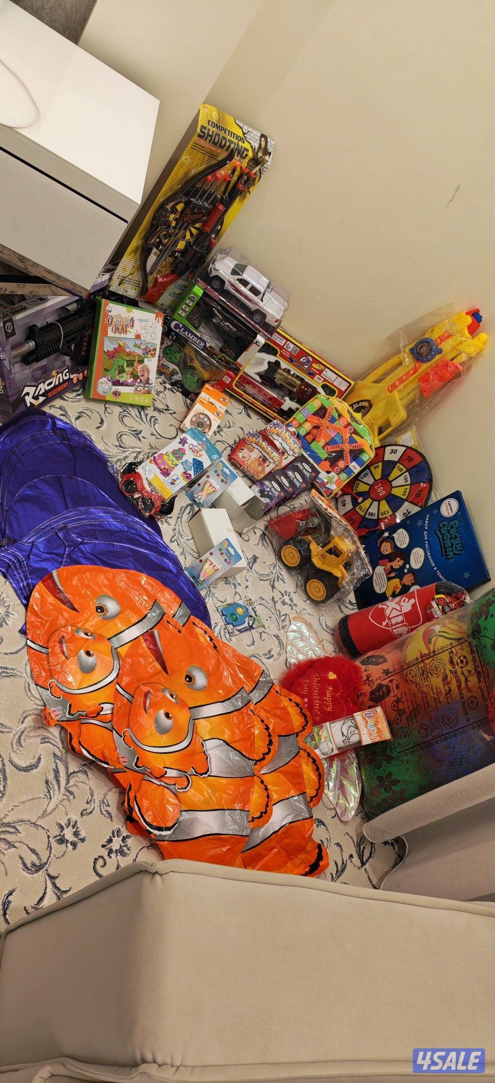 مجموعة العاب اطفال وبالونات هيليوم وكرتونين شموع و6 كور و... و.. و0