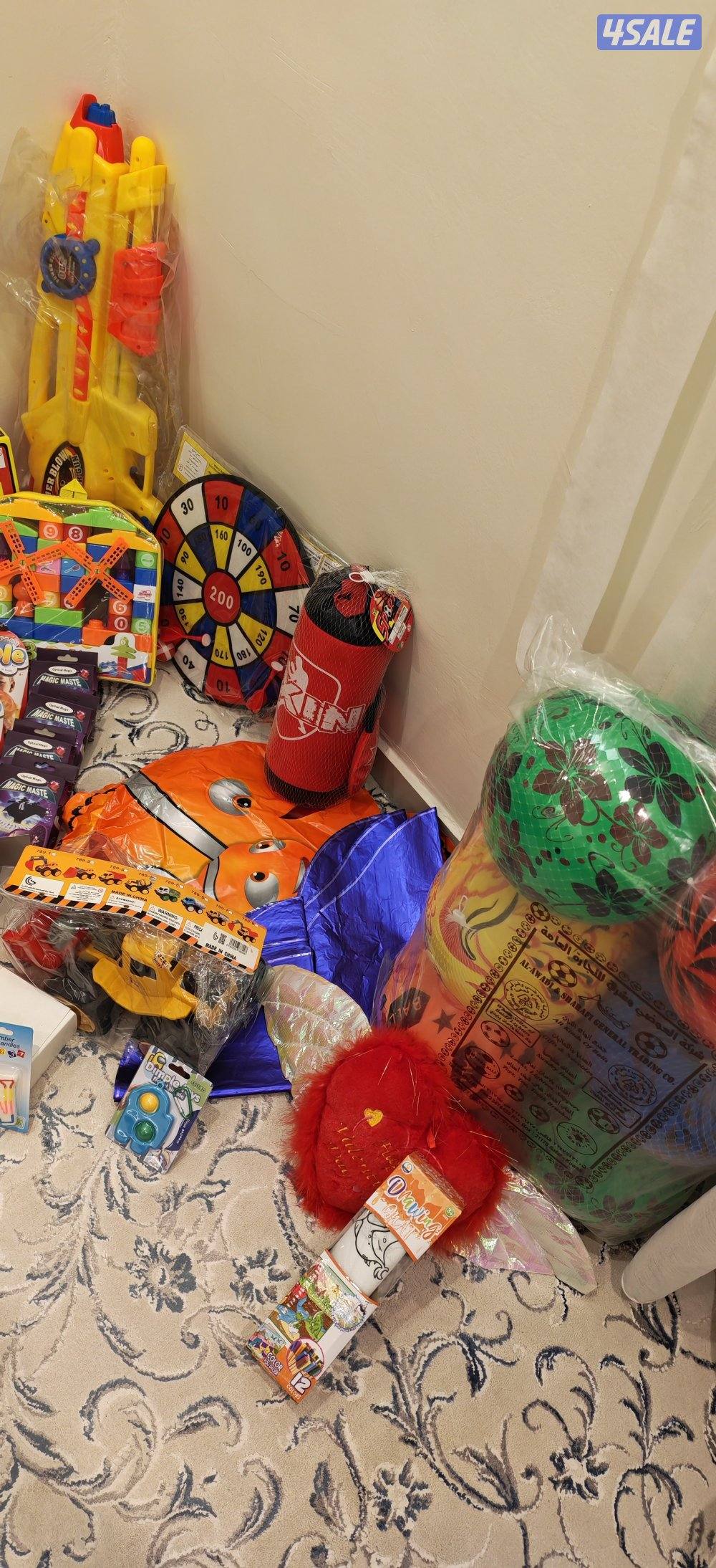 مجموعة العاب اطفال وبالونات هيليوم وكرتونين شموع و6 كور و... و.. و1