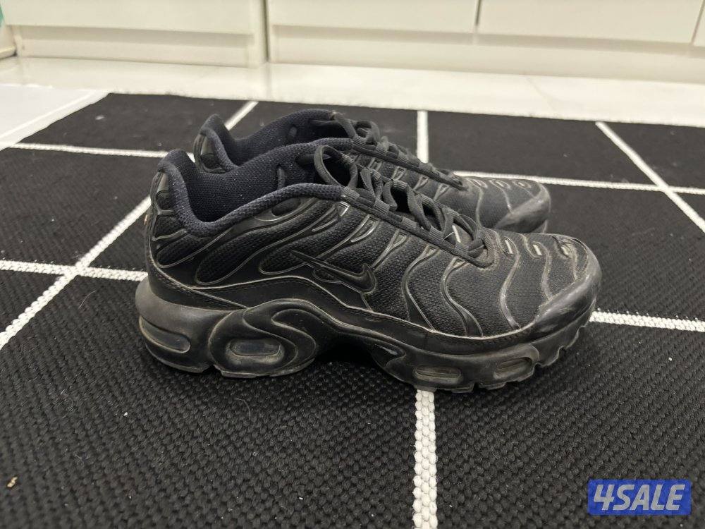 Black Nike TNS1
