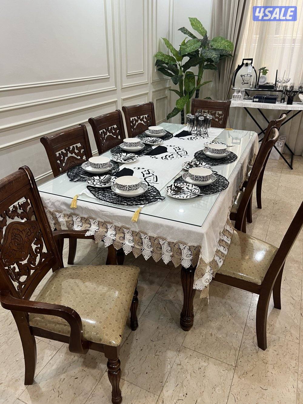 للبيع طاولة طعام ٨ كراسي نظيفة0