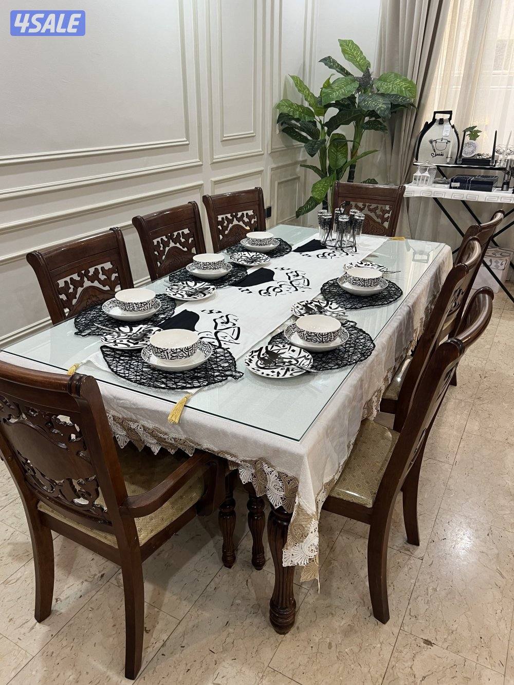 للبيع طاولة طعام ٨ كراسي نظيفة1