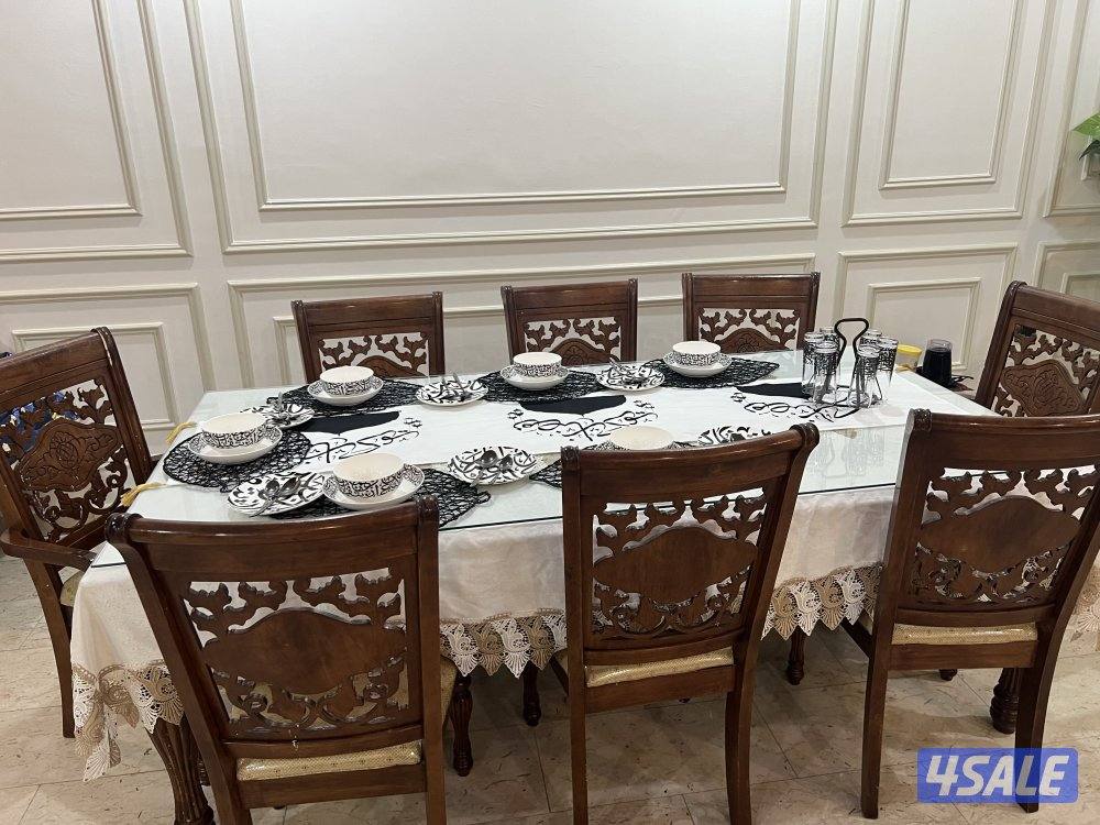 للبيع طاولة طعام ٨ كراسي نظيفة2