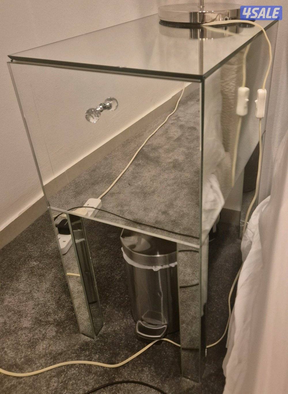 للبيع طاوله سرير0