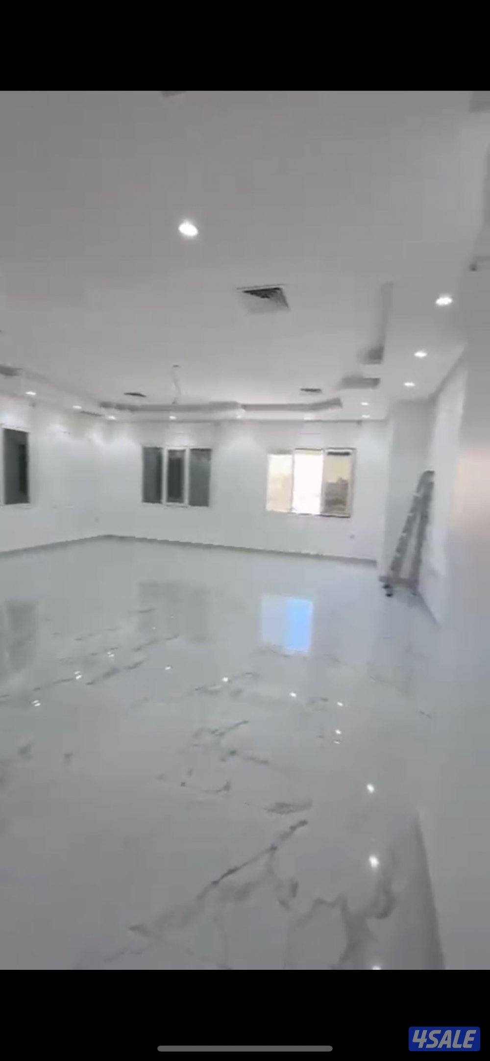 للايجار دور كامل جابر الاحمد تشطيب جديد 4 غرف وصاله 5 حمامات غ خدمه غس0