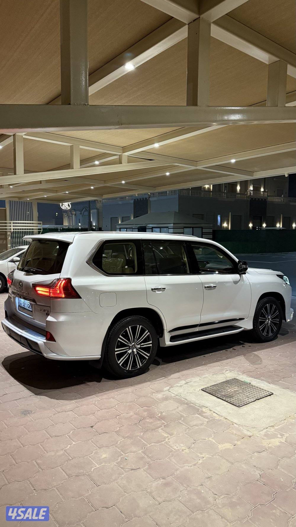 للبيع لكزس وارد قطر Lx 570 درجة اولى 2018. لون صدفي الموتر محشوم ونظيف2