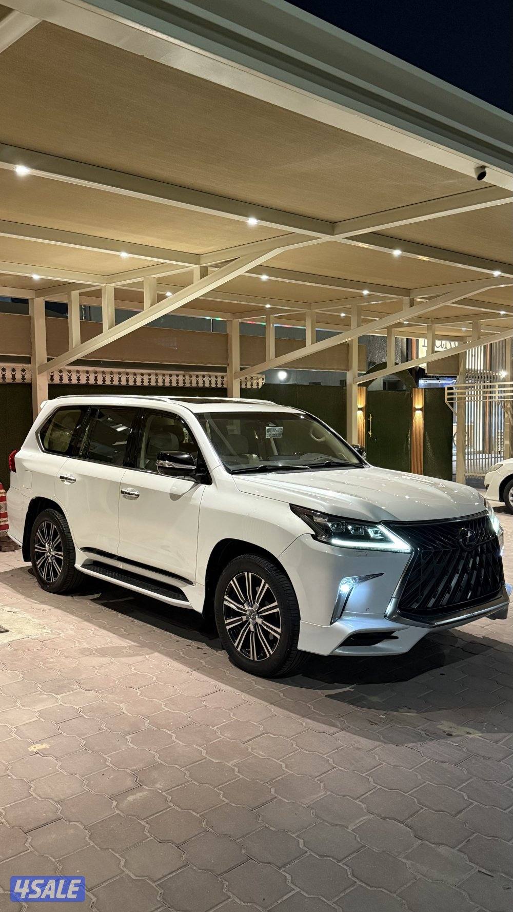 للبيع لكزس وارد قطر Lx 570 درجة اولى 2018. لون صدفي الموتر محشوم ونظيف3