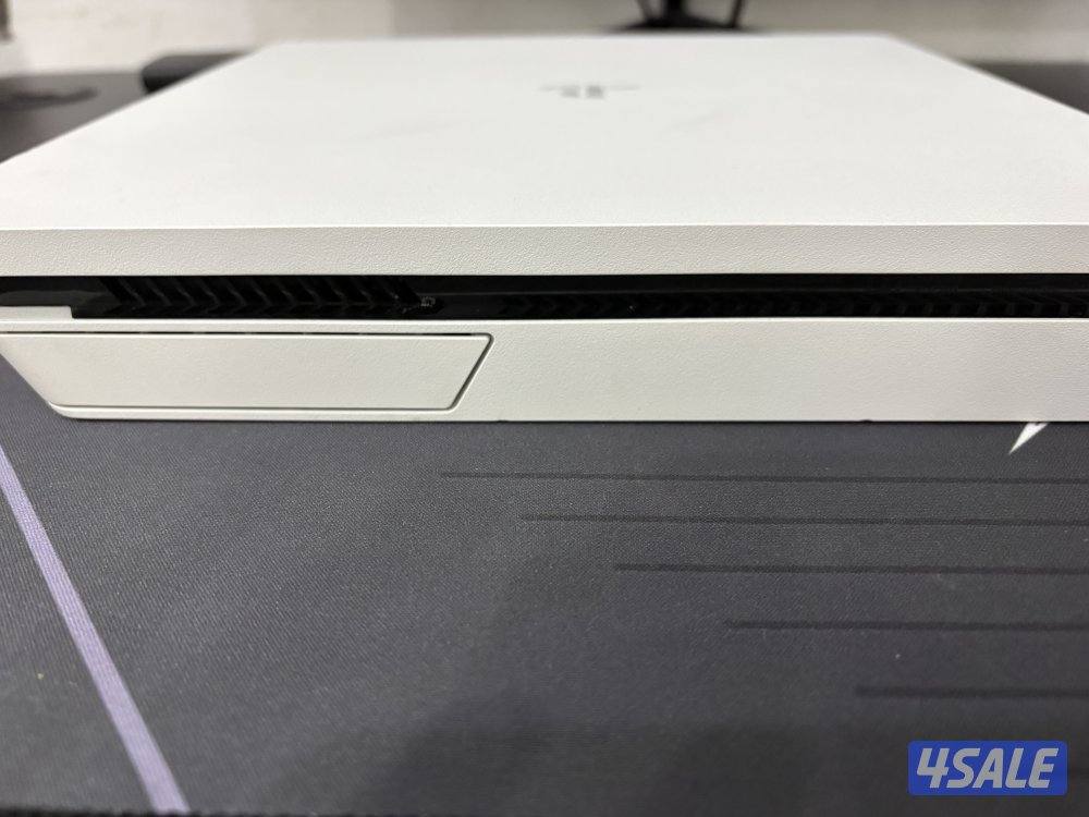 PS4 slim 500GB—White ( Excellent Condition + 2 Controllers.3