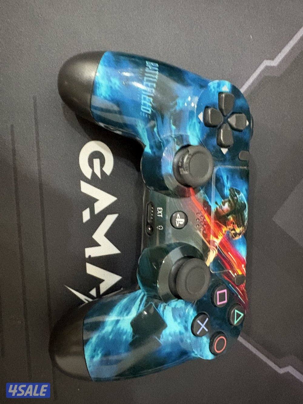 PS4 slim 500GB—White ( Excellent Condition + 2 Controllers.5