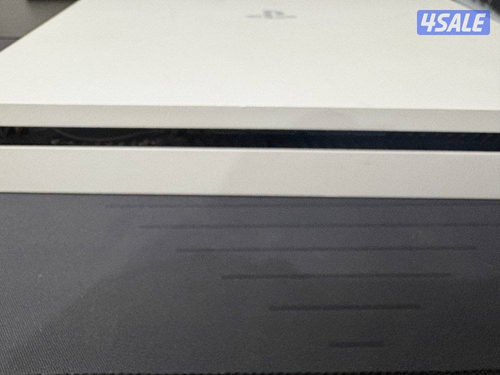 PS4 slim 500GB—White ( Excellent Condition + 2 Controllers.6