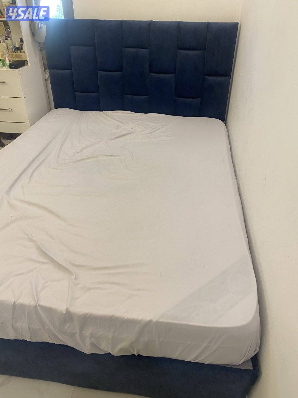 سرير مع مرتبة طبية0