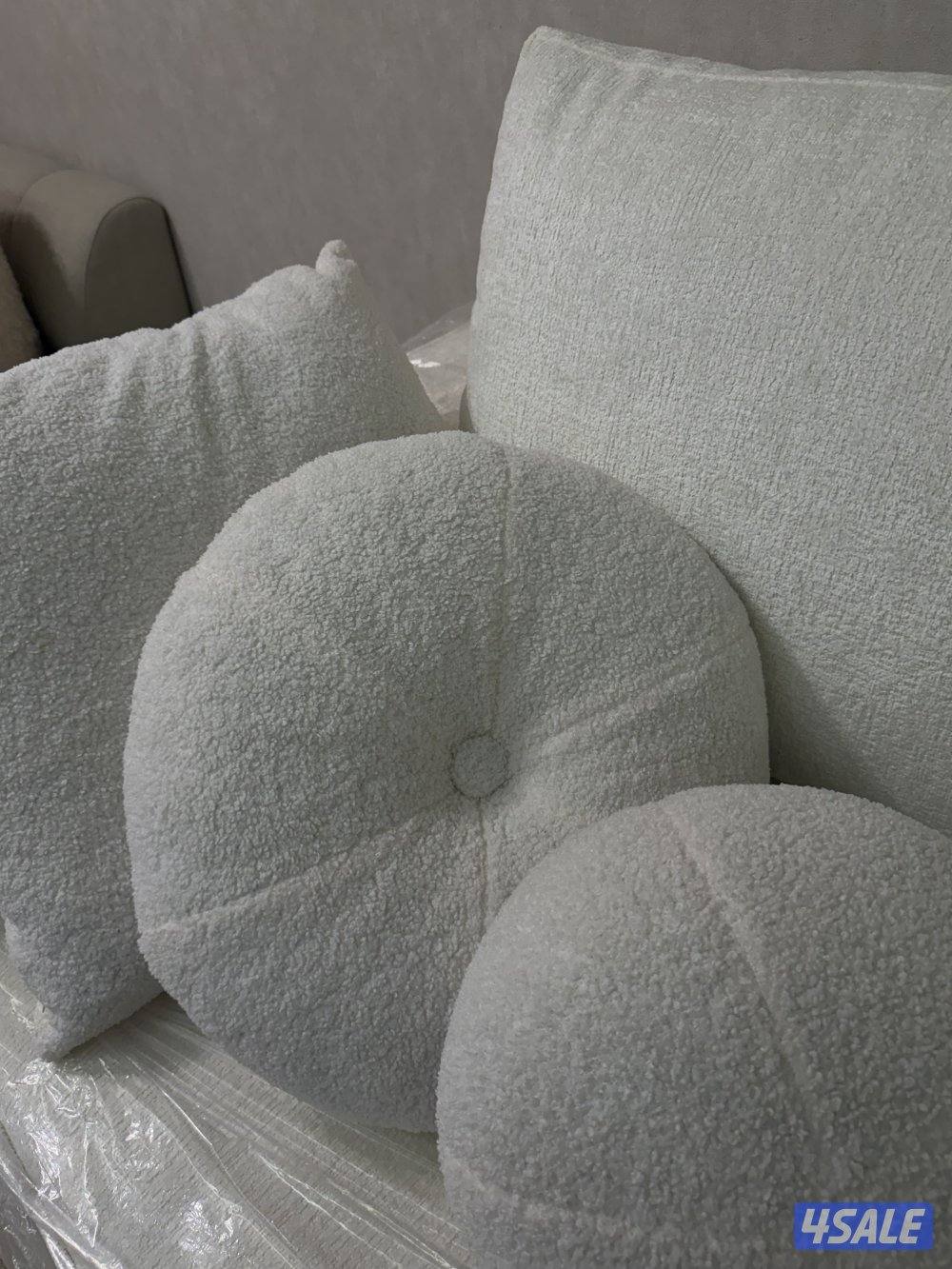 كنبه بقراطيسها لم يتم استخدامها حرف ال L مع مخدات ظهر وكوشيات3