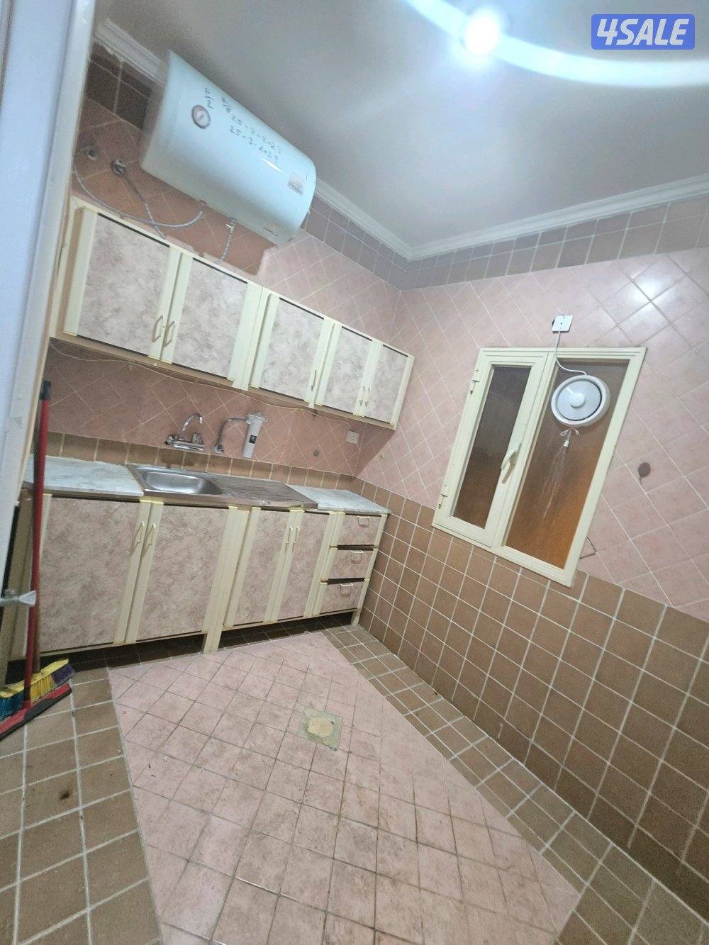 شقه للايجار غرفه وصاله وحمام ومطبخ شامل كل شيء الكهربه والميه والصيانه5