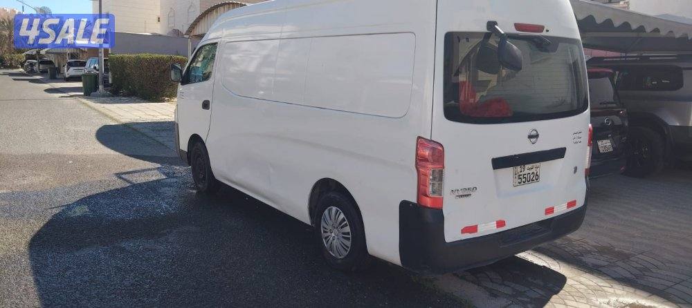 باص نيسان اورفان ماشي 187 لون ابيض1