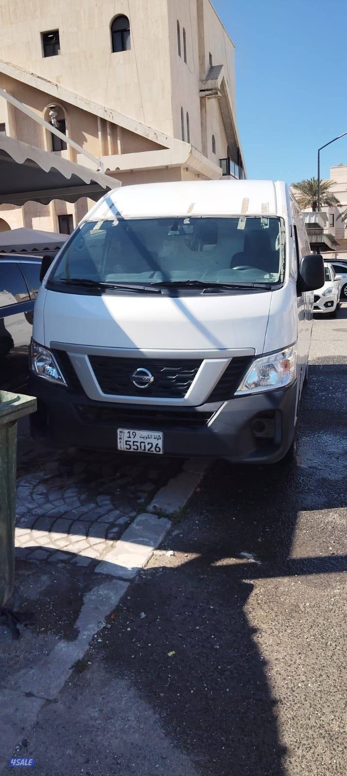 باص نيسان اورفان ماشي 187 لون ابيض3