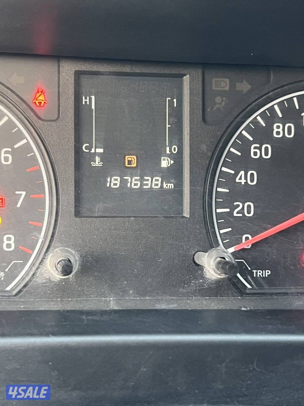 باص نيسان اورفان ماشي 187 لون ابيض5