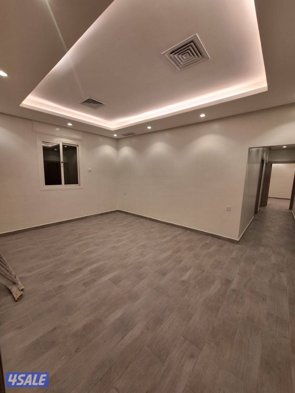 للإيجار شقة غرفتين وصالة في ميدان حولي0