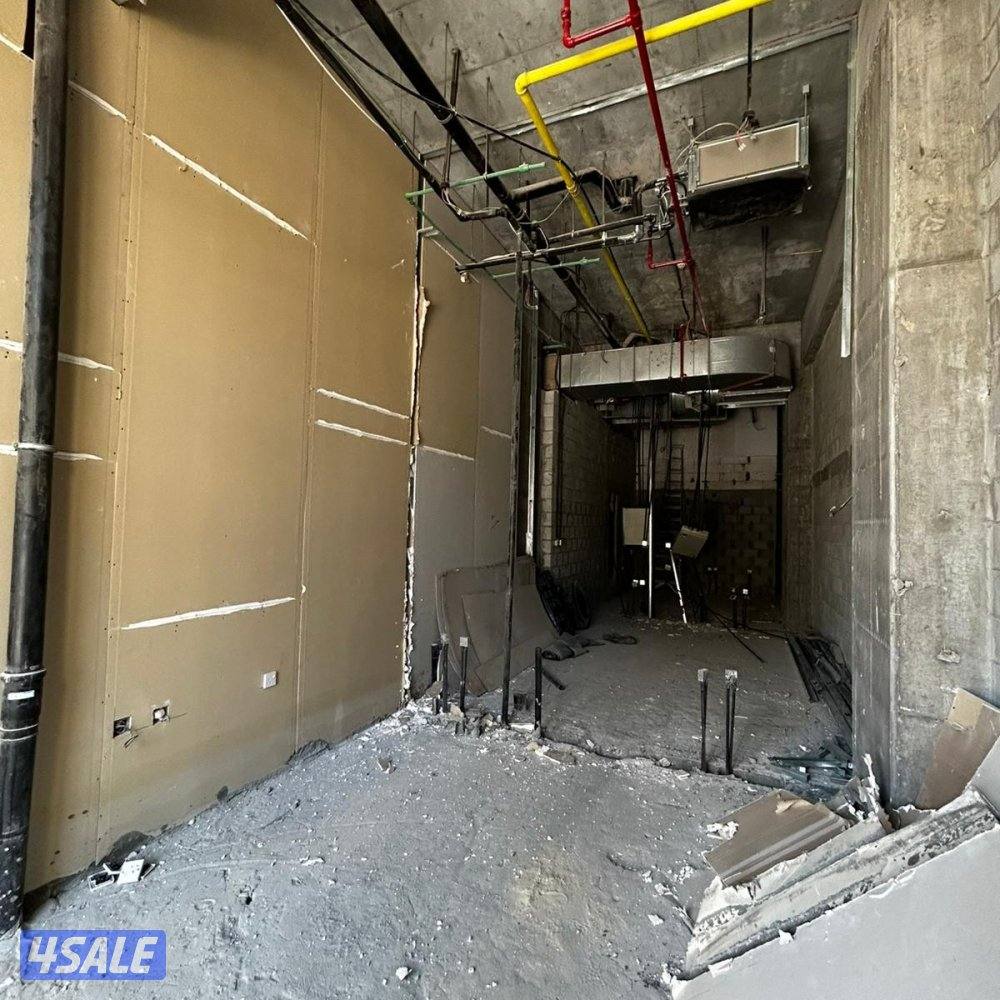 محل تجاري مع فترة سماح للإيجار في الشرق2