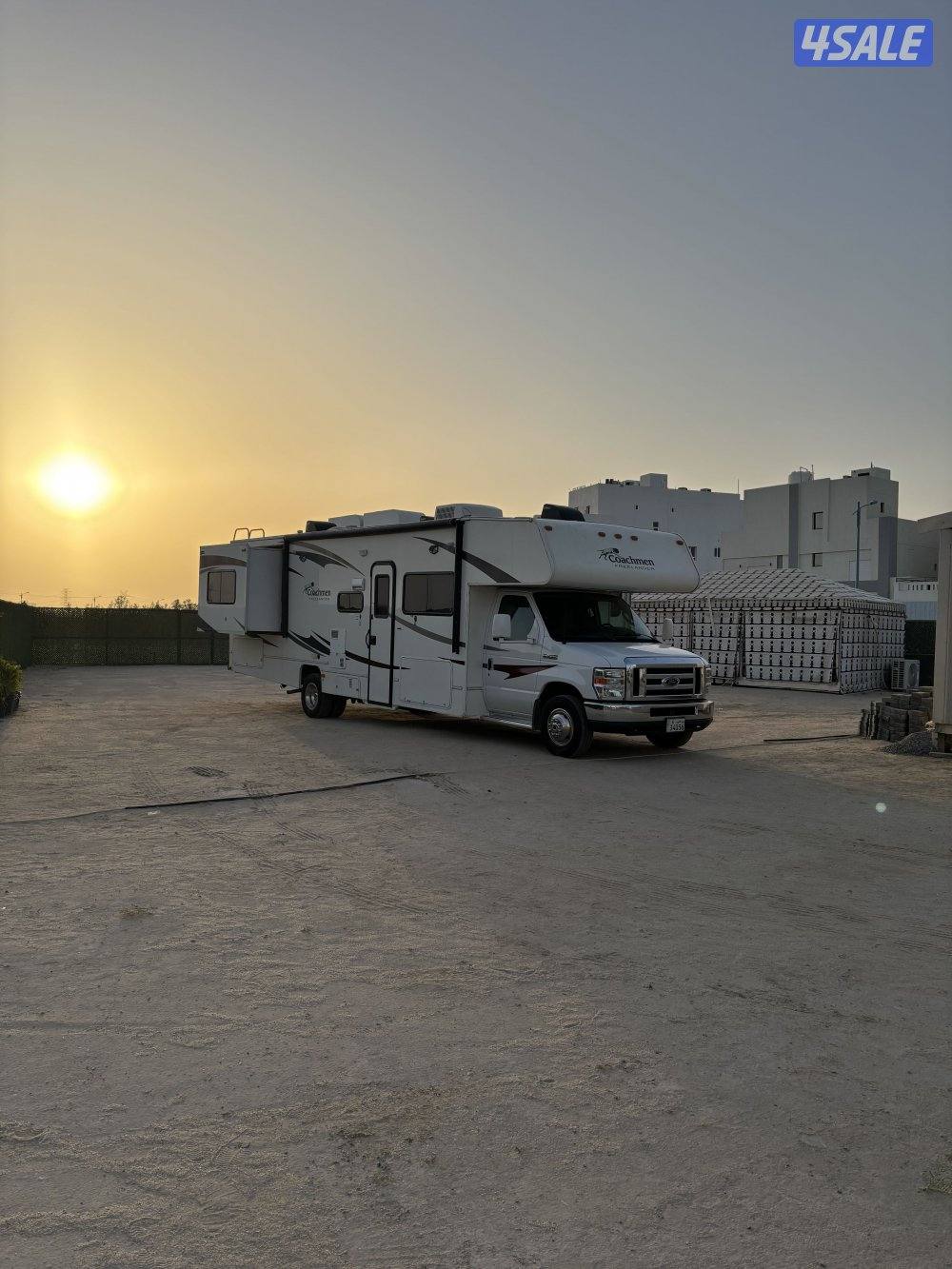 كرفان 31 قدم كلاسC موديل ٢٠١٢ ماشي ٣٥ الف كيلو فقط1