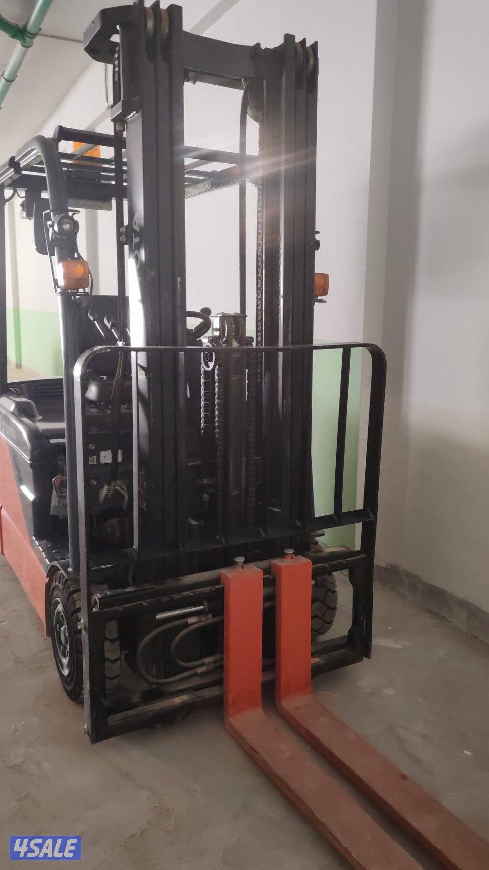 للبيع رافعه شوكية شبه جديده موديل 2020 ماشيه 190 ساعه فقط0