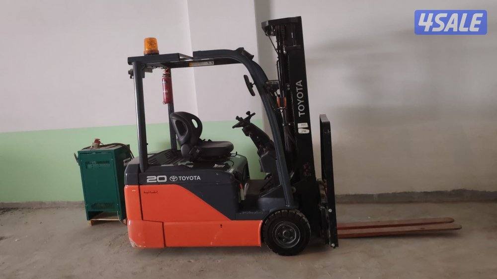 للبيع رافعه شوكية شبه جديده موديل 2020 ماشيه 190 ساعه فقط2