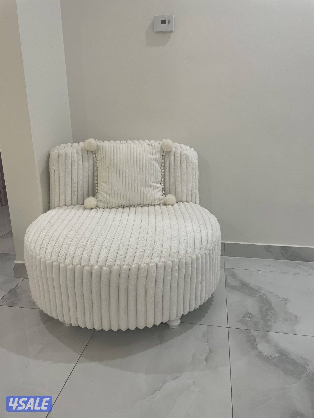 كنبه ومجموعة اغراض3