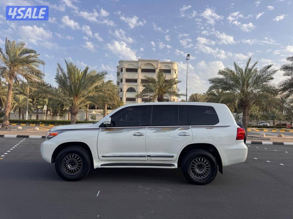 لاند كروز موديل 2015 GXR V6 بحاله ممتازه شرط الفحص0