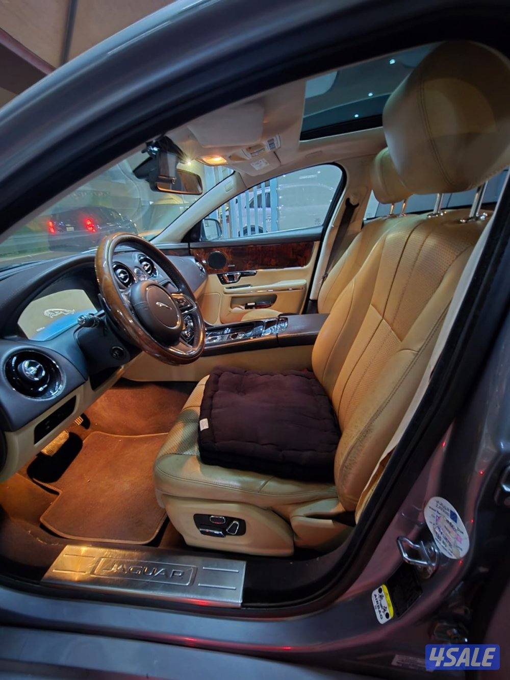 للبيع جاكوار 2015 رمادي داخل بيج ماشي 180 ألف0