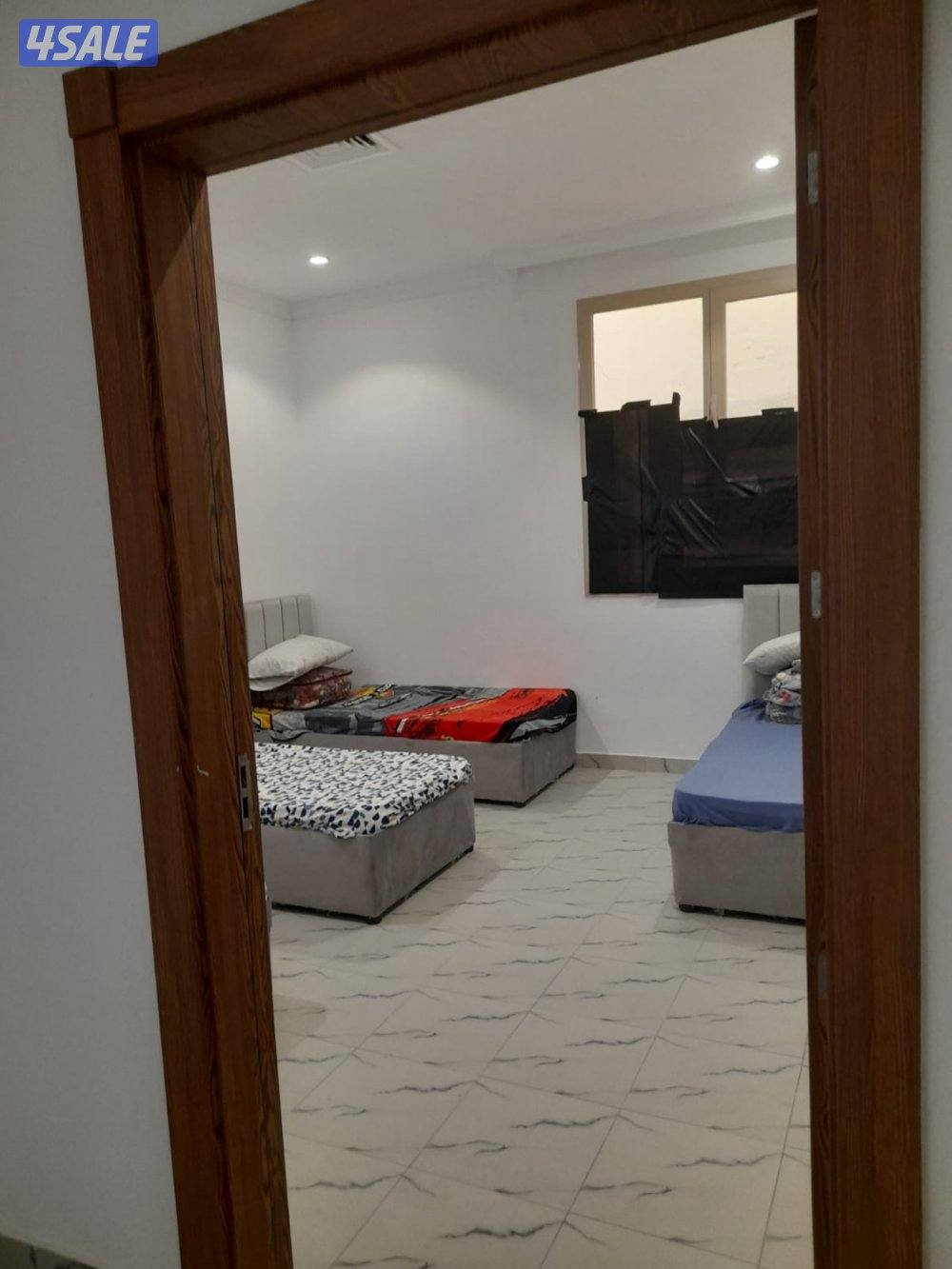 دور ارضي كامل جديدللإيجار ٣غرف ماستر+صالتين وحمام ضيوف غرفة عامل وحمام0