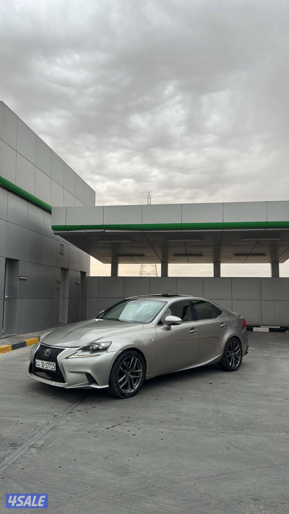 للبيع لكزز كامل المواصفات شرط الفحص ماشي ٣٠٠ السياره بحاله ممتازه داخل0