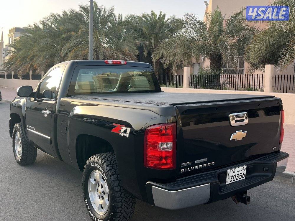 سلفرادوZ71 دبل جير موديل2011 عداد 217 صبغ الوكاله عدا قطعتين  شرط فحص2