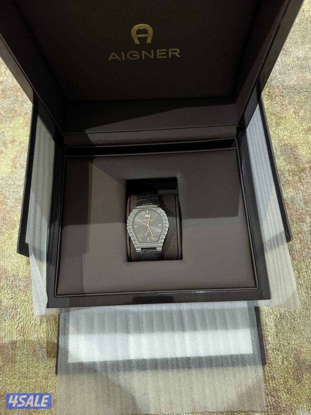 ساعه اقنر تورسيلو ضد الماي لعمق 50 m الساعه استعمال شهر فقط شبه وكاله1