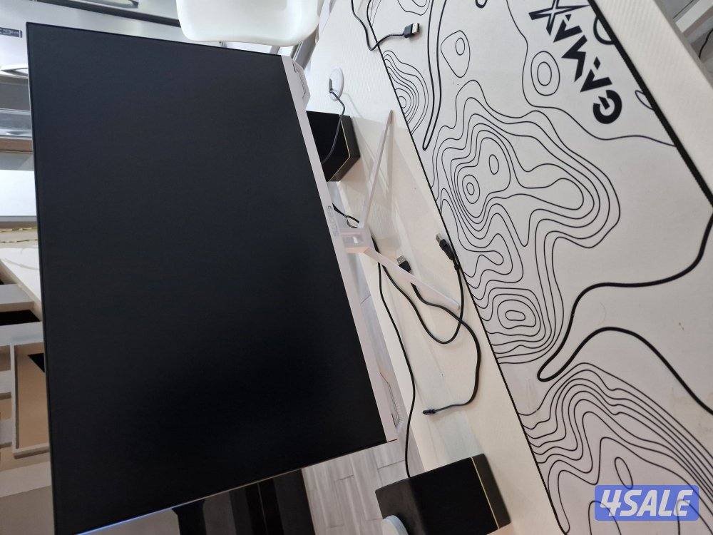 طاولة وكرسي وشاشة للقيمنج1