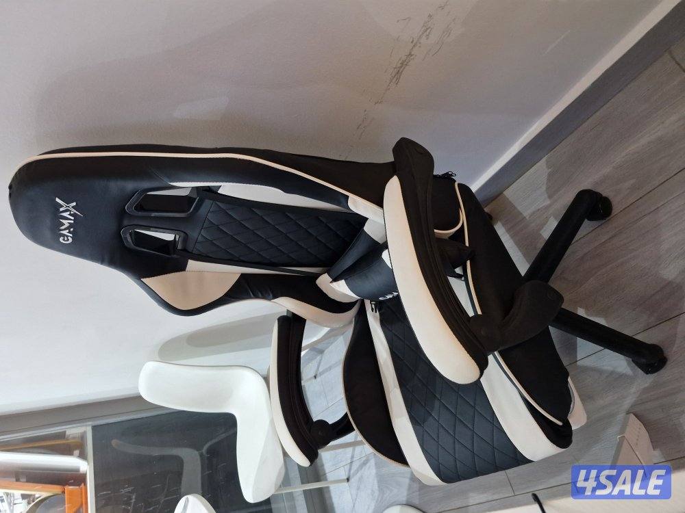 طاولة وكرسي وشاشة للقيمنج0