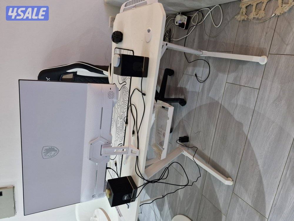 طاولة وكرسي وشاشة للقيمنج2