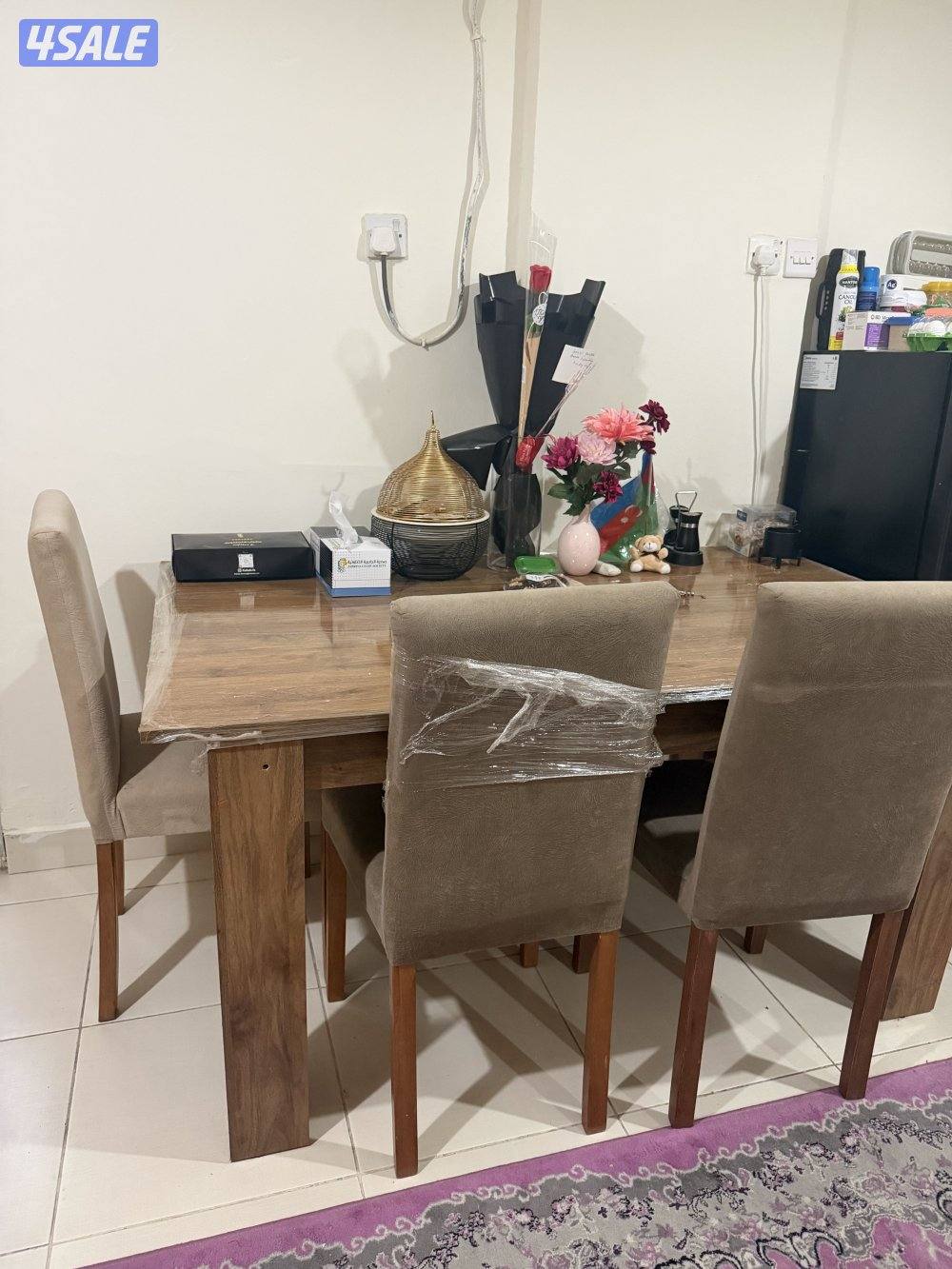 a table and 4 chairs0
