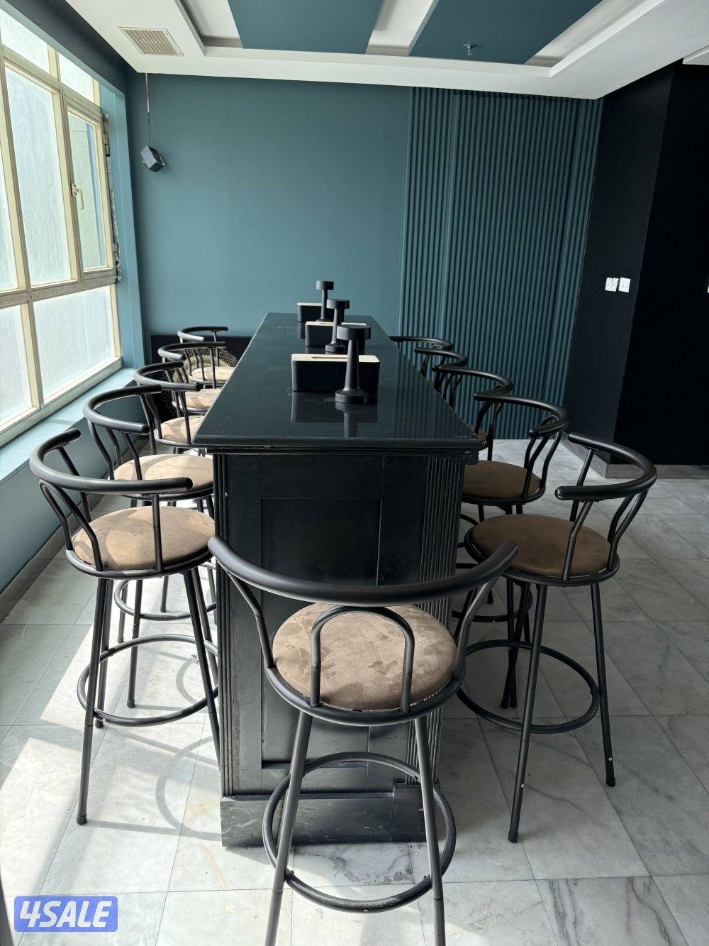 للبيع طاوله مرتفع مع كراسي بحالة ممتازه0