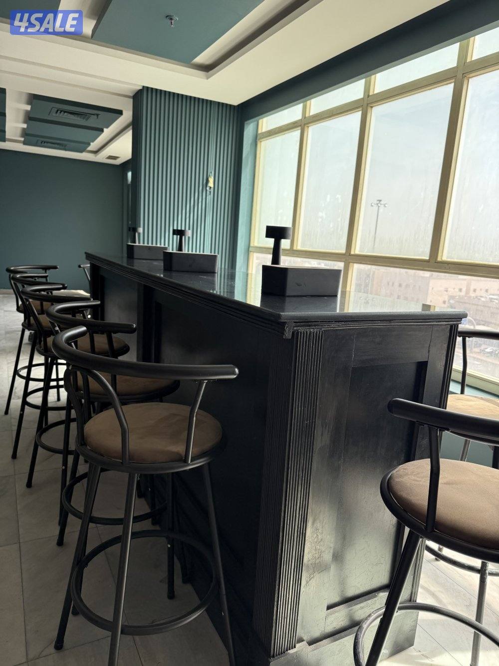 للبيع طاوله مرتفع مع كراسي بحالة ممتازه1