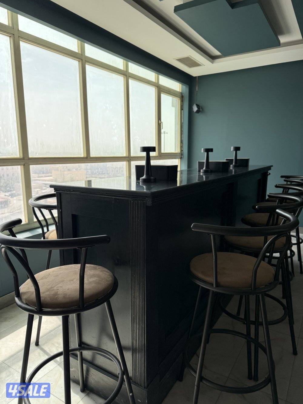 للبيع طاوله مرتفع مع كراسي بحالة ممتازه2