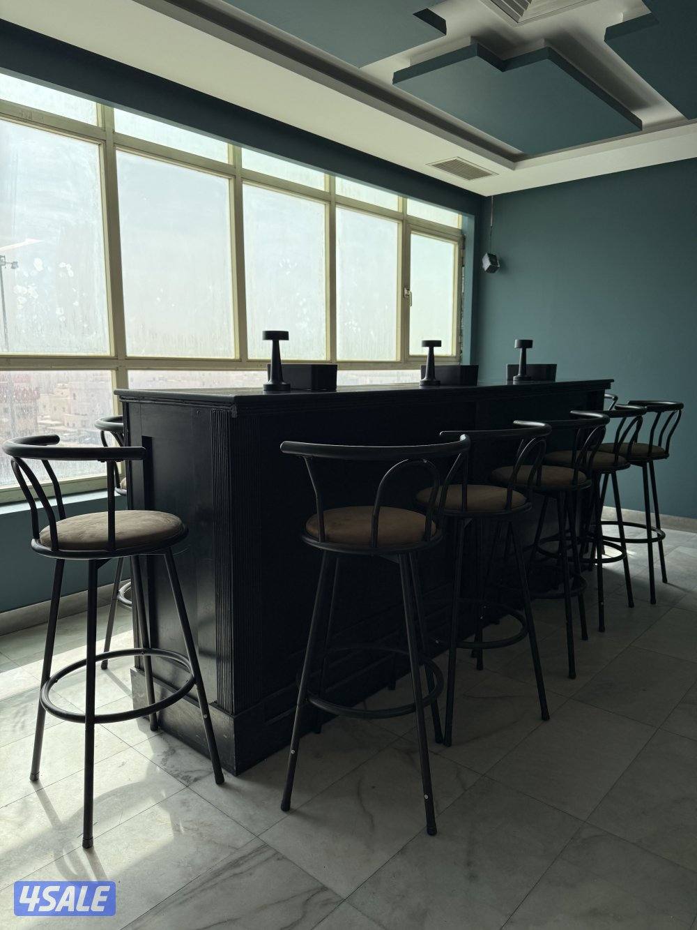 للبيع طاوله مرتفع مع كراسي بحالة ممتازه3