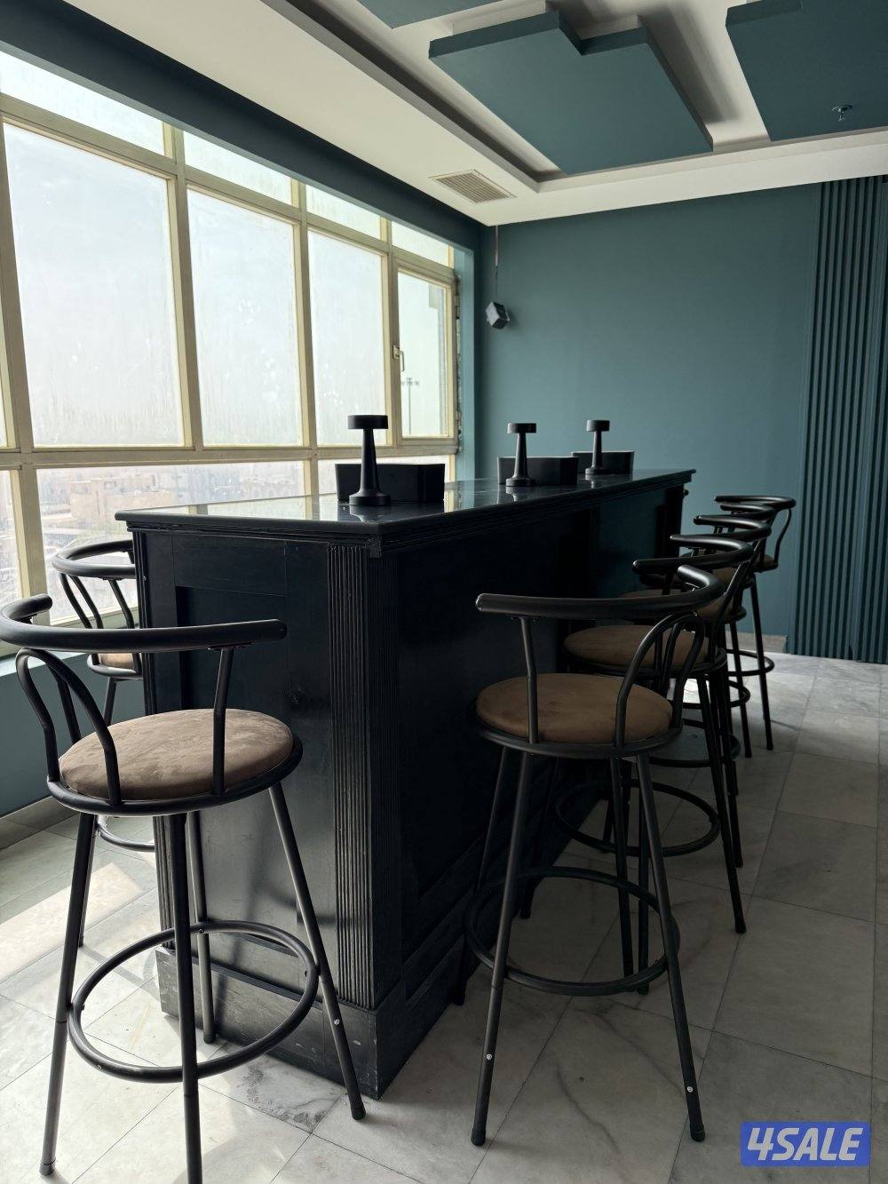 للبيع طاوله مرتفع مع كراسي بحالة ممتازه4