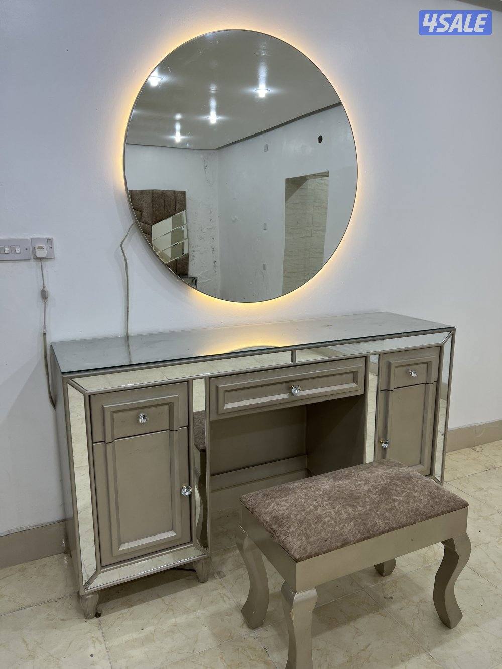 غرفة نوم ملكية خشب محلي سرير مترين بمترين والكبت عالي (6) ابواب0