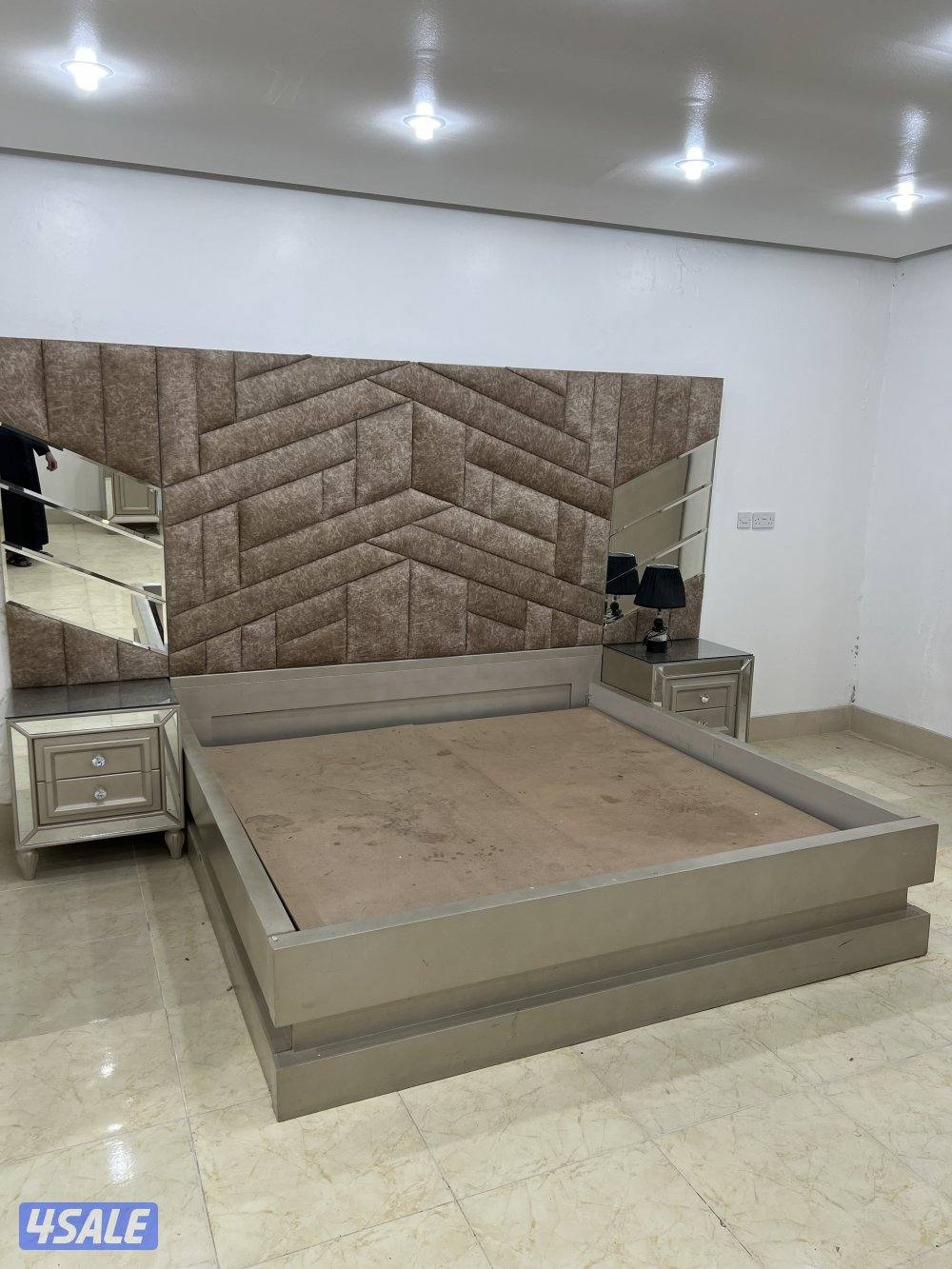 غرفة نوم ملكية خشب محلي سرير مترين بمترين والكبت عالي (6) ابواب2