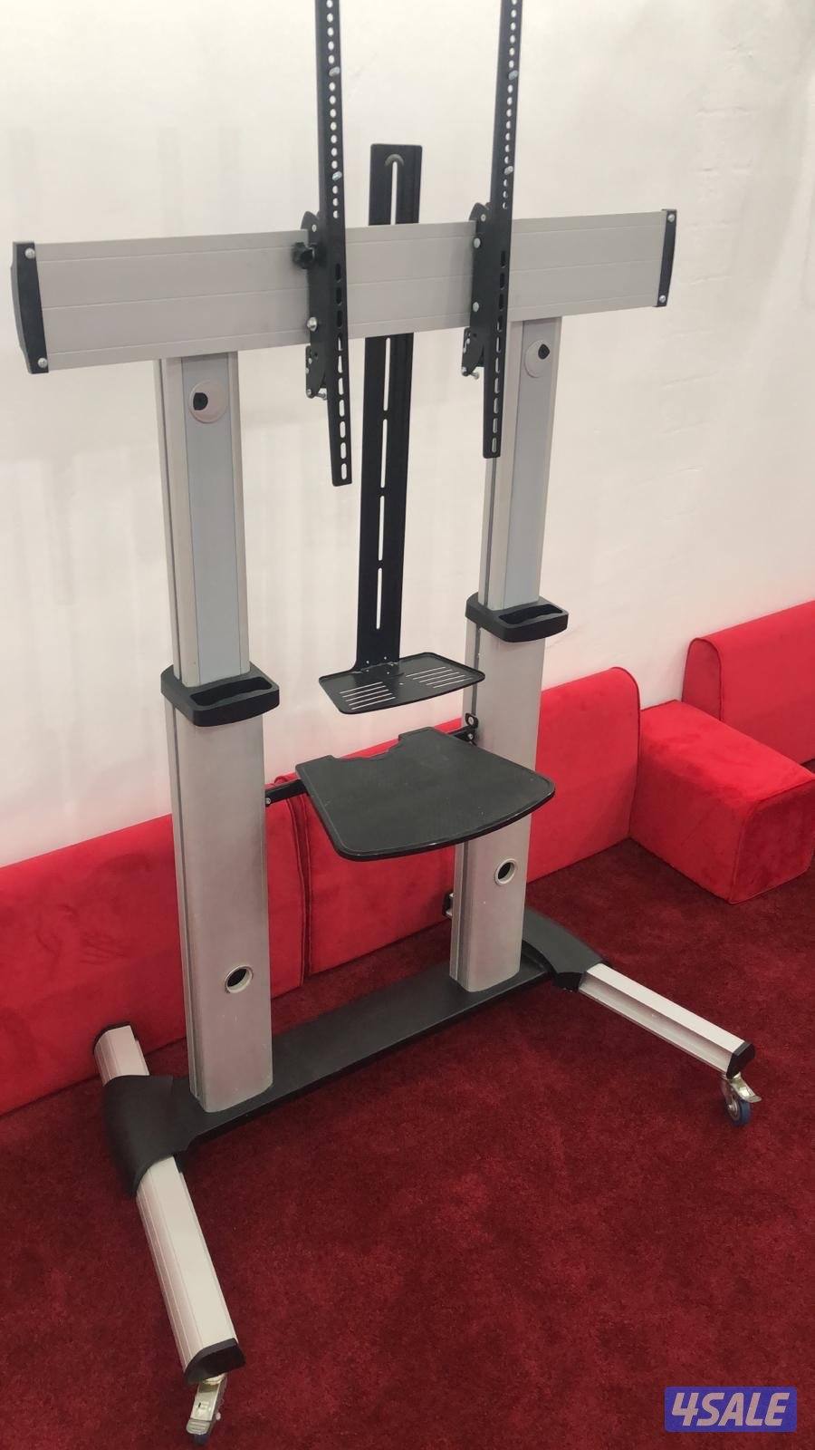 ستاند تلفزيون شبه جديدة قوي وثقيل بحالة ممتازة ويتحمل تلفزيون 95 بوصة1