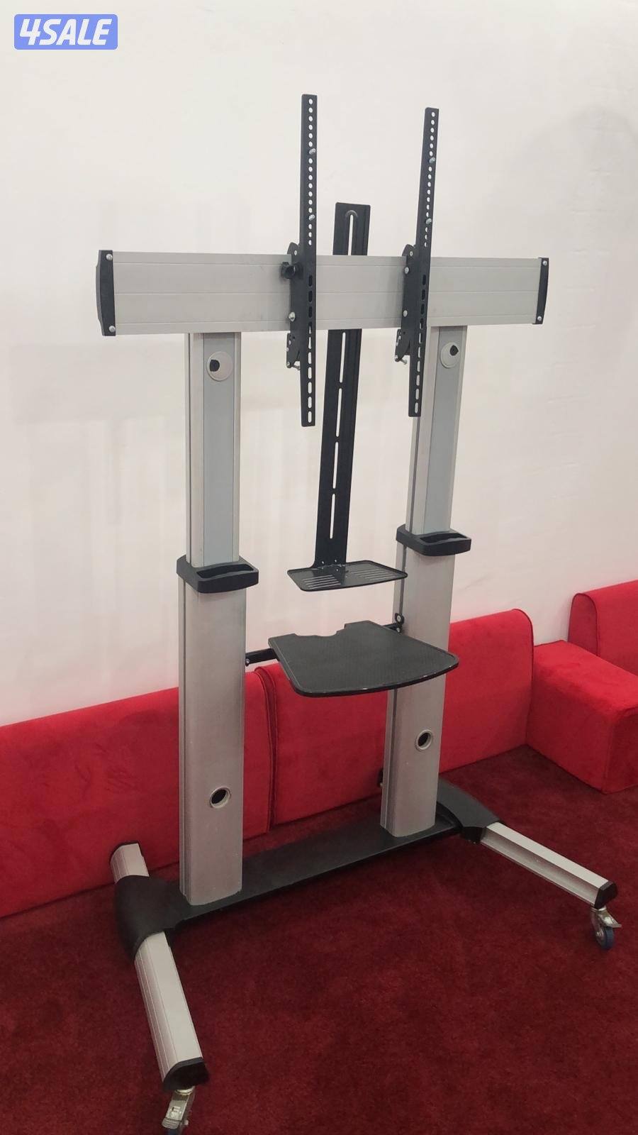 ستاند تلفزيون شبه جديدة قوي وثقيل بحالة ممتازة ويتحمل تلفزيون 95 بوصة0