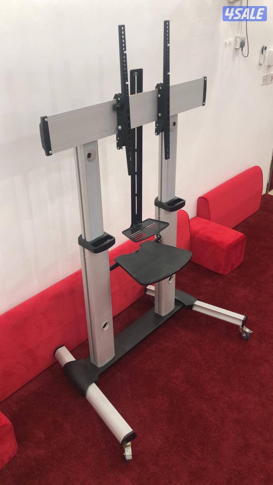 ستاند تلفزيون شبه جديدة قوي وثقيل بحالة ممتازة ويتحمل تلفزيون 95 بوصة2